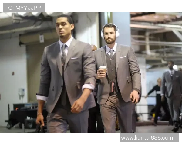 姚明西装男的时尚之路与篮球传奇交织的精彩人生故事 姚明西装男的时尚之路与篮球传奇交织的精彩人生故事