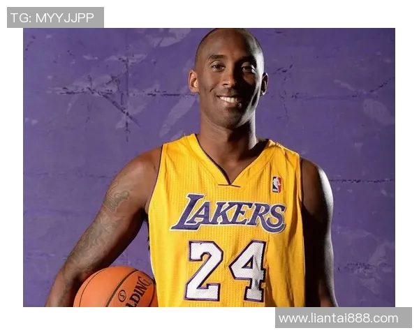 科比逝世一周年，湖人队永久退役其两枚球衣，球迷默哀献花致敬